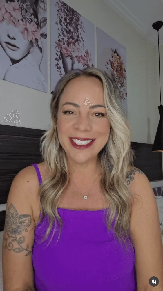 Ana Cristina Costa, mestre em Reiki do Instituto Rafael Ernesto, sorrindo.