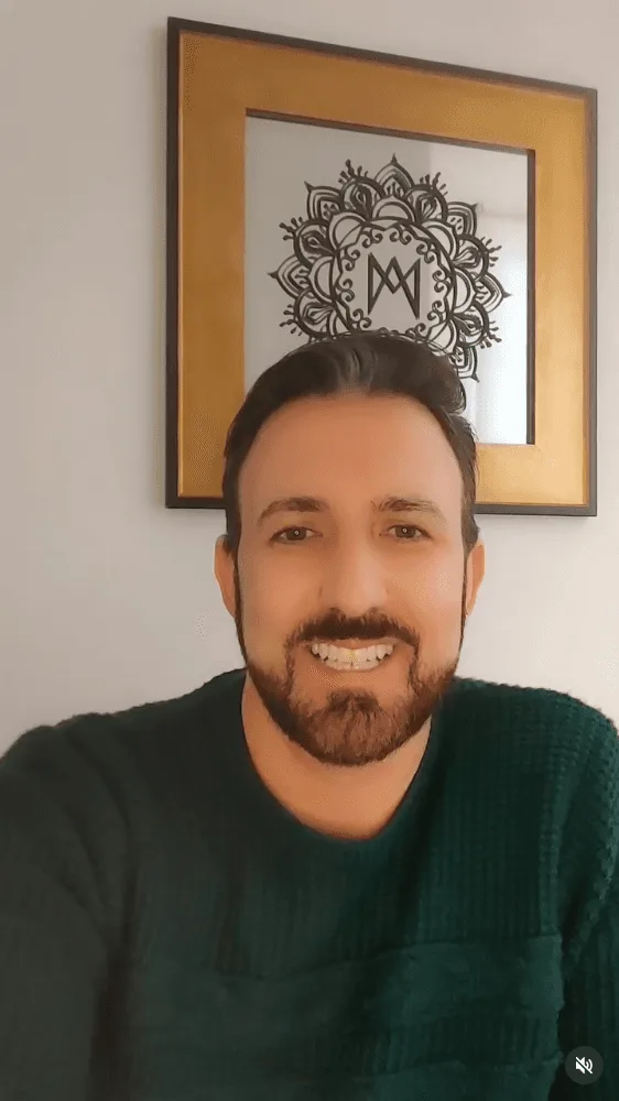 Murilo Arruda, mestre em Reiki do Instituto Rafael Ernesto, sorrindo.